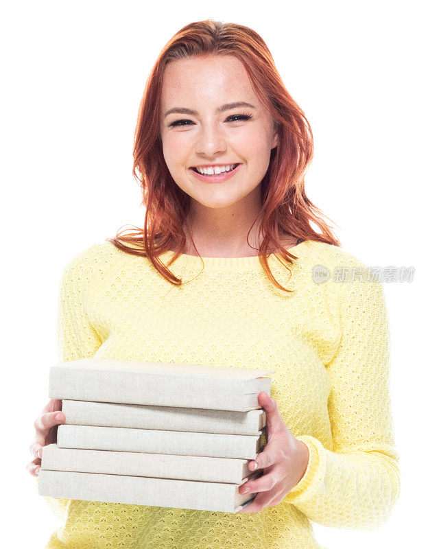 一个人/腰部以上的18-19岁的成年人漂亮的红发白人年轻女性十几岁的女孩/高中生/学生/大学生在白色的背景下穿着牛仔裤谁是出汗和拿着书/教科书